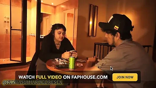 En iyi arkadaşımla kıyafet numarasını oynuyorum ve işler baharatlı oluyor