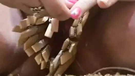 Şişman inek onun önünü geniş açmak için cımbız kullanarak