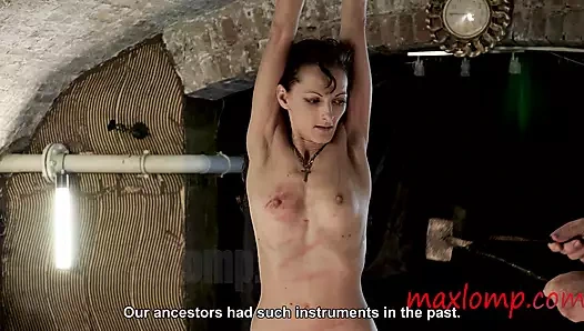 Seksi sıska orta yaşlı seksi kadın hassas ciltte işkence çekiyor