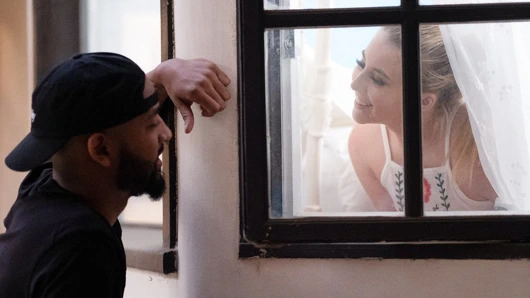 Cezalı genç siyah erkek arkadaşını davet ediyor