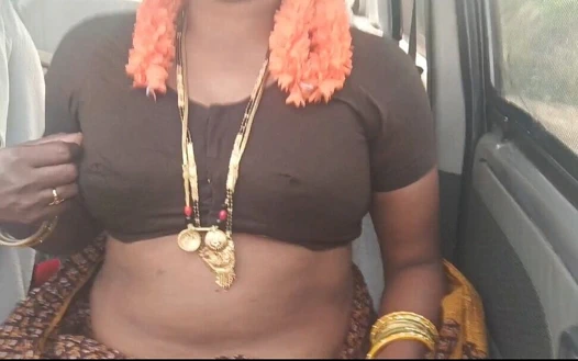 Indian Black Beauty. Üvey anne arabada seks konuşuyor. Telugu edepsizce konuşuyor.