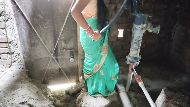 yeni evli en ateşli hintli desi bhabhi kocasının küçük üvey kardeşiyle köpek stili sikişiyor