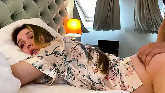 Partiden sonra otel odasında sikilen üvey anne