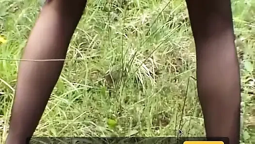 Açık havada sidik pantolonlu kadın