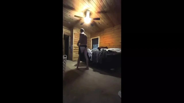 Висячая прачечная в черных стрингах