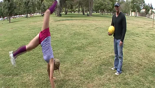 Sıcak fahişenin amının canavar horoz tarafından parçalara ayrıldığını izle