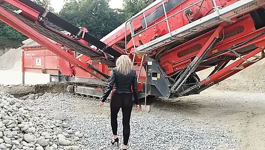 Büyükanne Şeffaf Taytlarla Çakıl Çukurunda Dolaşıyor!
