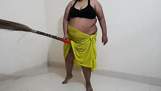 Hintli hizmetçi evi süpürürken cinsel olarak tahrik oluyor ve süpürgeyle seks yapıyor