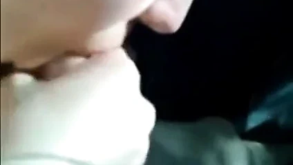 kız arkadaş verir bj içinde araba ve spits boşalmak