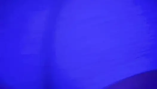 Mavi ışıklarda büyük götlü twerk yapıyor