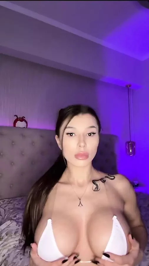 Брюнетка в бикини с большими сосечки