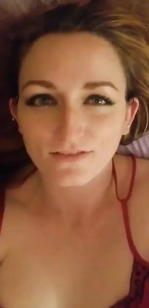 Kızıl saçlı sürtük evli kadın vibratörle oynuyor