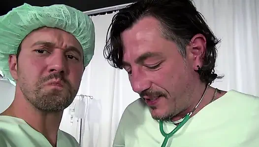 Büyük götlü olgun üçlü sekste götünü parçalatıyor