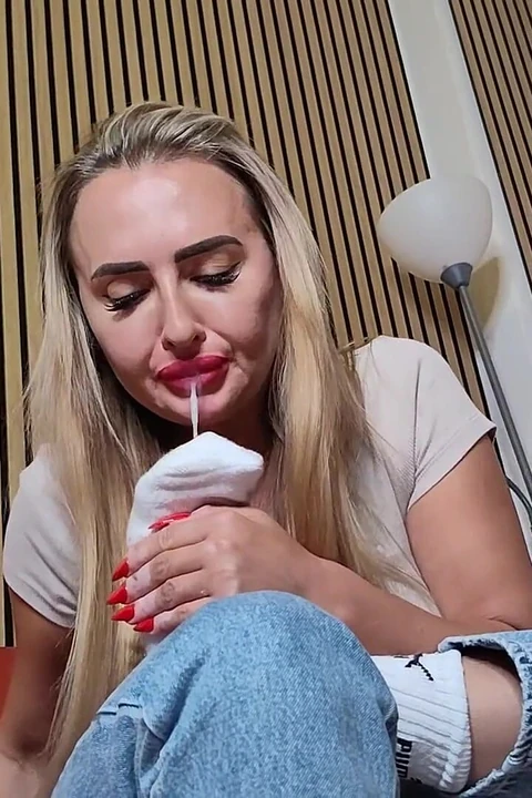 Beyaz Çoraplarım Senin Küçük Orospu Çocuğuna.