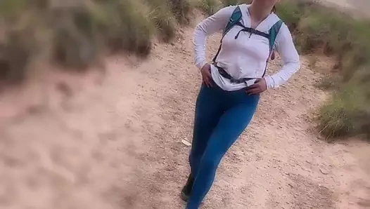 Vahşi Kırgızistan dağlarında teşhirci memeler - cesur, üstsüz ve ham macera