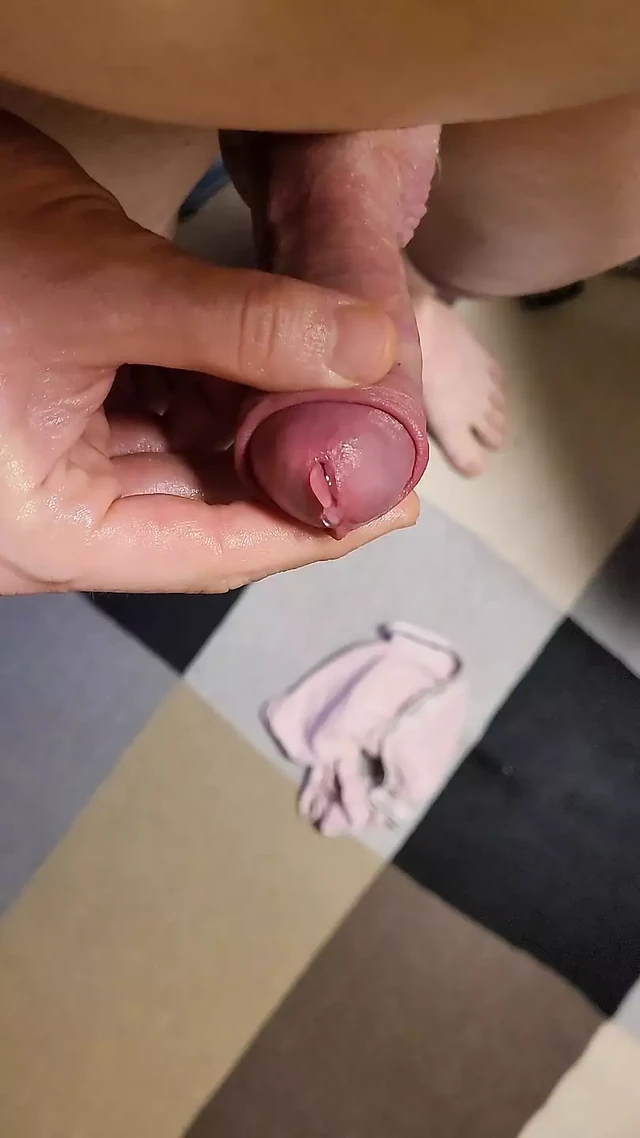 Не до оргазма и запираю маленький пенис в клетке целомудрия