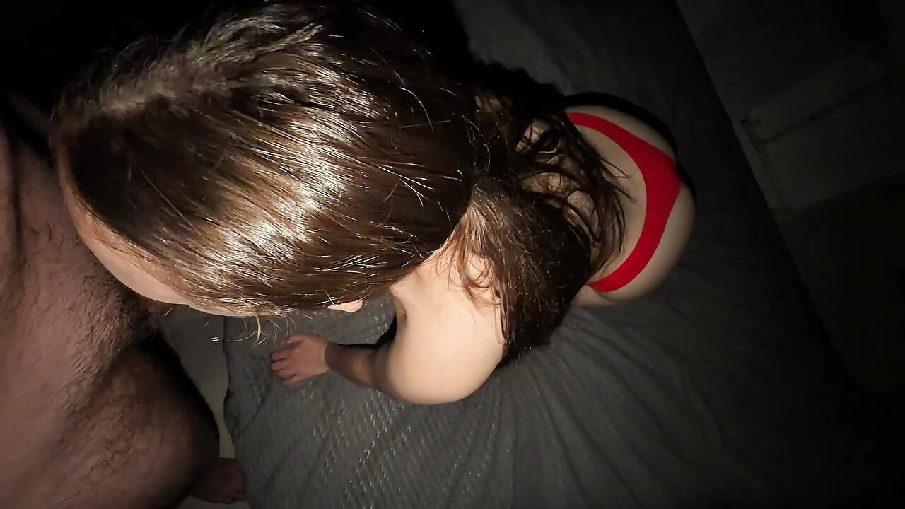 Kalın kıçlı fahişe bütün gece boyunca onun kullanmasına izin veriyor