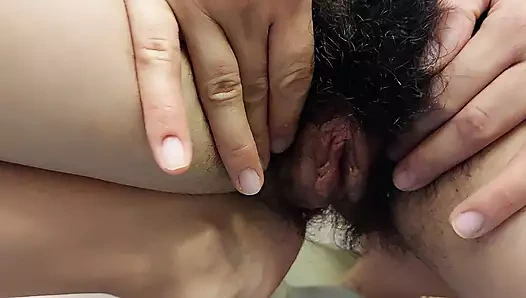 Ateşli latin amcığını parmaklıyor, kıllı amcık, büyük meme uçları. Büyük memeli amatör esmer, büyük götlü. Seksi evli kadın