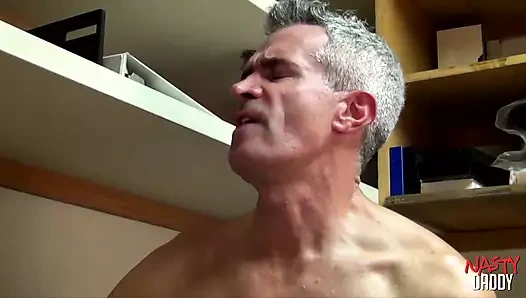 Edepsiz baba alt gay Jayson Park yaşlı adam tarafından prezervatifsiz sikiliyor