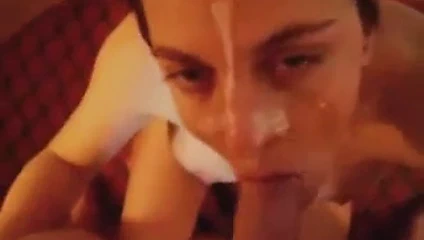 Sarah onun doğum günü için güzel bir yüz alır