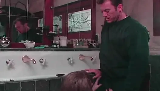Banyoda baştan çıkarıcı esmer: tutkulu oral zevk