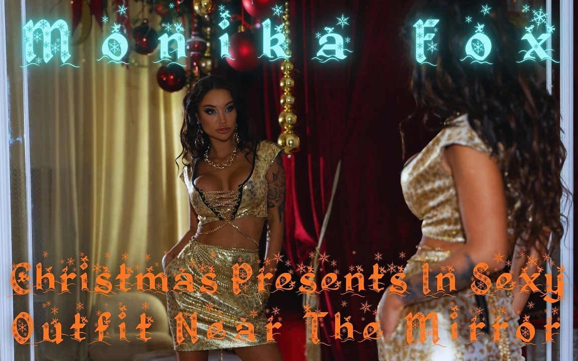 Monika Fox aynanın yanında seksi kıyafetli Noel hediyeleri