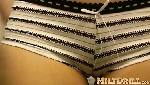 genç mürekkeplenmiş sarışın jackie invy soyunma ve çıplak dans