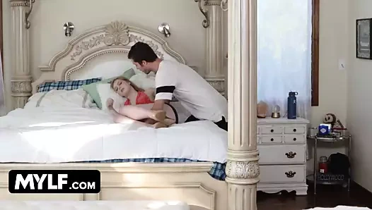 Mylf - azgın havuzlu adam ateşli sarışın bebeği ve büyük memeli orta yaşlı seksi kadını aynı anda sikiyor