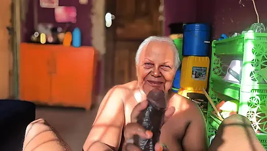 Azgın büyük memeli iri güzel kadın ninenin amcığı ıslak