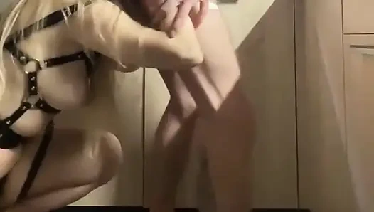 Kız arkadaş komşusunun götünü sikiyor ve onu yalıyor