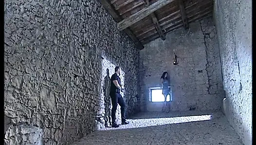 Esmer kadın kulübede büyük sert yarakla sikiliyor ağzına boşalıyor