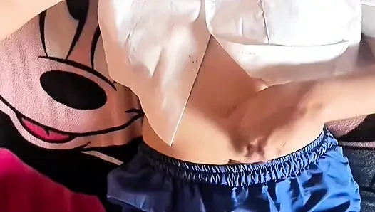 Utangaç latin kız baştan çıkarılıyor ve sert sikiliyor