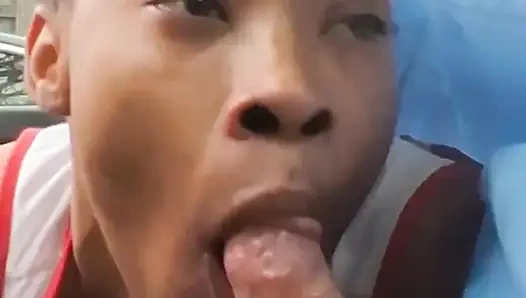 Minyon zenci kadın büyük zenci yarağıyla öğürüyor