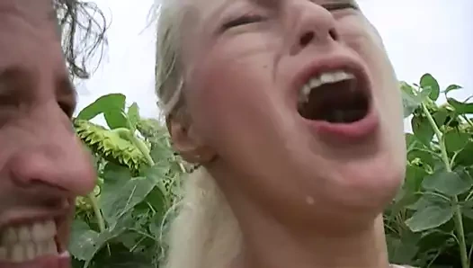 Çekici sarışın bebek açık havada göt deliğini parçalıyor