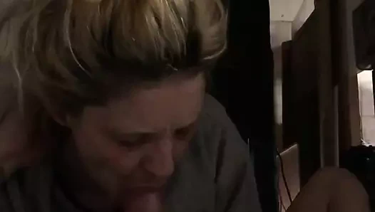 Minik sarışın spinner büyük bir yarağı emiyor ve sonra biniyor