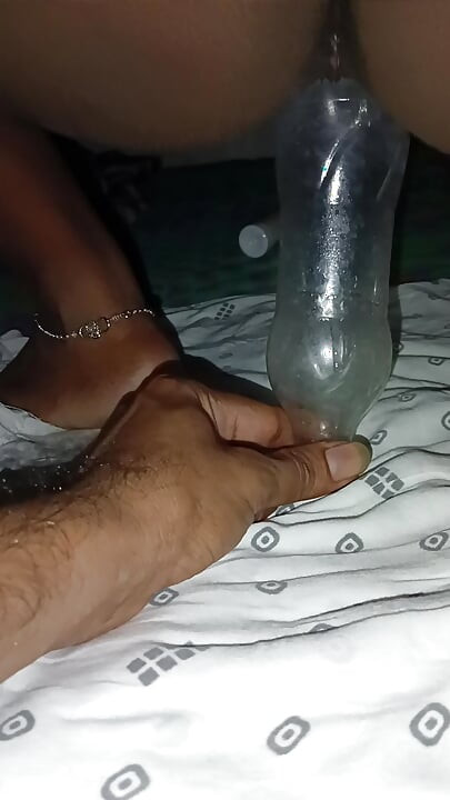 Hintli kadın şişeyi seviyor
