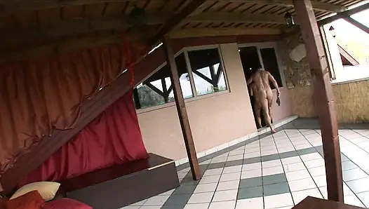 İki sürtük her iki delikten yarak alıyor