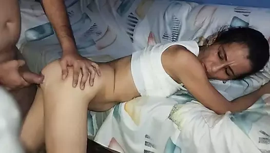 Arkadaşım bana kız arkadaşını ödünç verdi ve ben tüm sikimi astarsız ona koydum