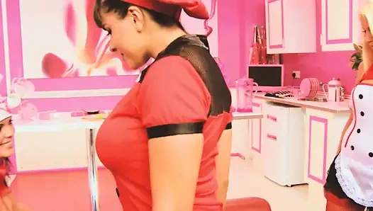 birlikte daha iyi sahne 4_exuberant iç çamaşırlı büyük memeli arkadaşlar bir yarağı paylaşıyor ve boşalıyor