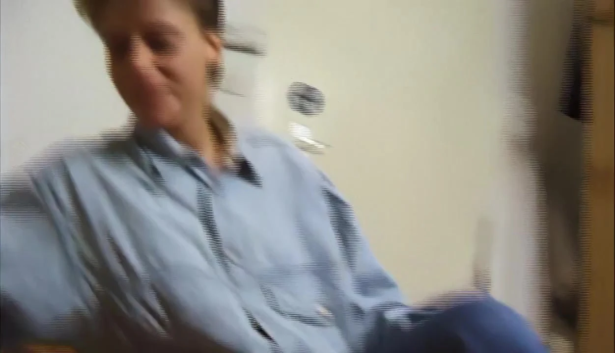 lesbe mit grossen titten geht fuer geld mit zum casting und steckt sich vibrator in die pussy