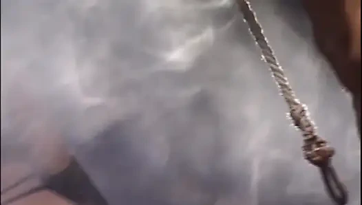 İki güzel lezbiyen sahibe azgın bir kölenin önünde amlarını yalıyor ve mastürbasyon yapıyor