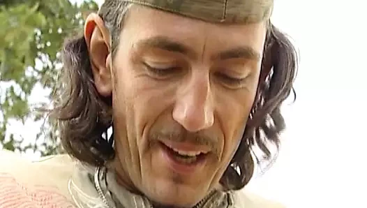 Sarışın Alman çiftçi sürtük açık havada yarağa biniyor