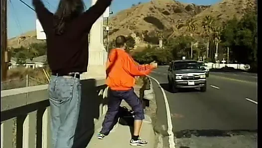 Sarışın güzelin her iki deliği sert yabancı yarakla dolduruluyor