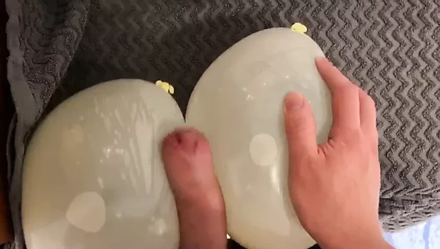 Büyük yaraklı taşakları sikiyor ve boşalıyor