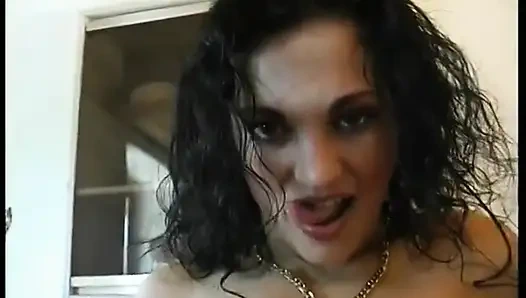 Masanın üzerinde yatıyor ve ateşli noktasıyla oynamaya başlıyor