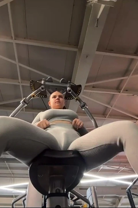 Мастурбация в спортзале так жестко