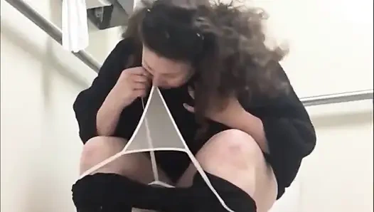 Tombul esmer tuvalette izlenmeyi seviyor