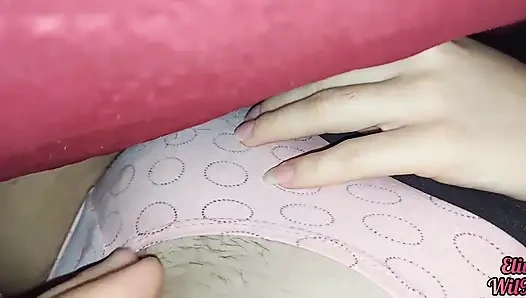 Üvey erkek kardeş üvey kız kardeş aileleri odadan çıkarken yorganın altında seks yapıyor |elivm|