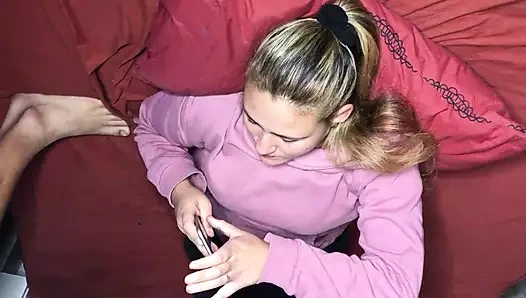 Üvey baldızımın göğüslerine oturuyorum ve sütle doldurana kadar yarağımı ağzına sokuyorum