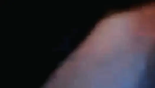 Bir kadının sevgilisiyle görüntülü görüşme bile emziriyor